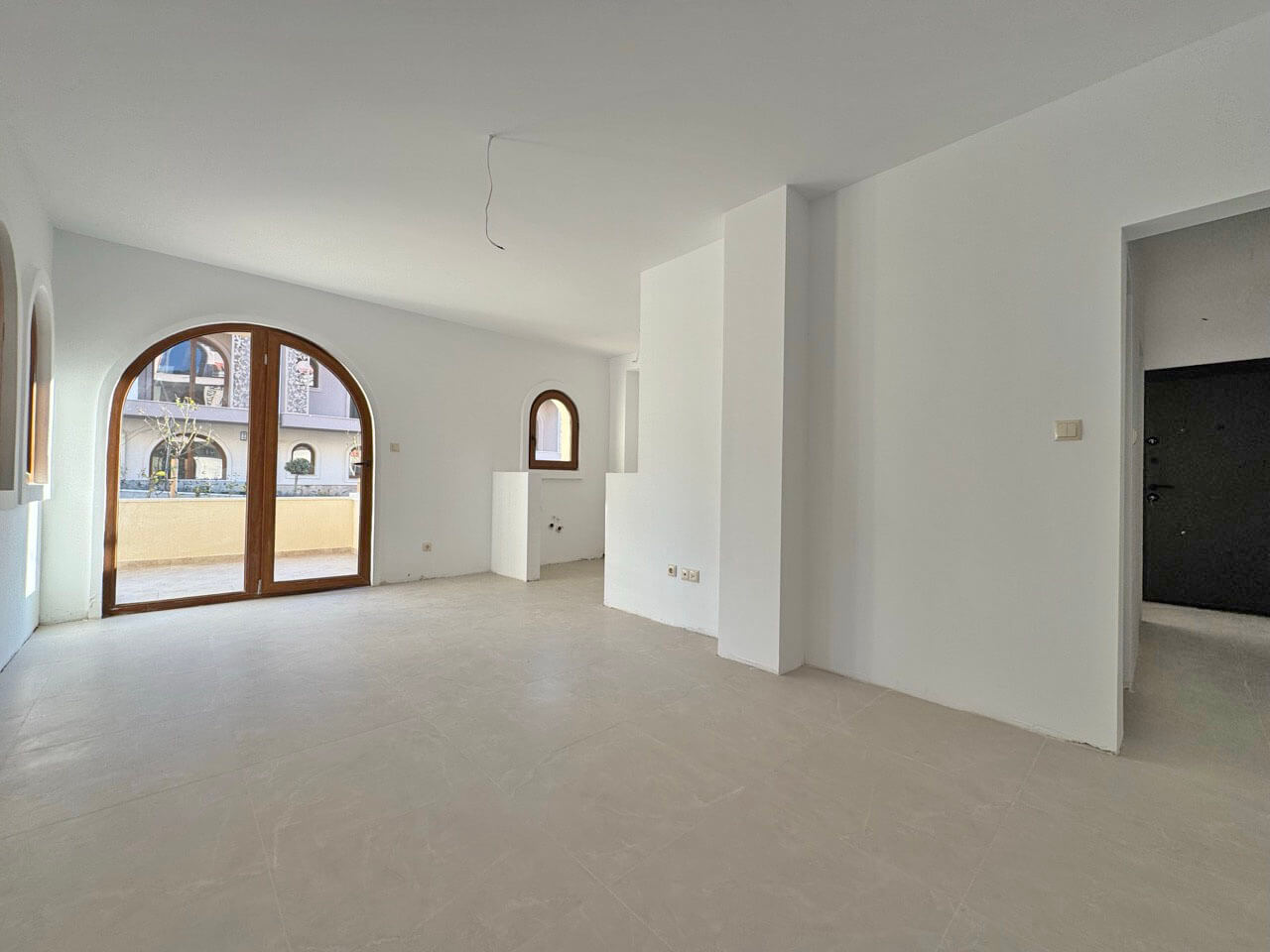 Светлый апартамент с одной спальней в ЖК Grand Village, Кошарица — изображение 6