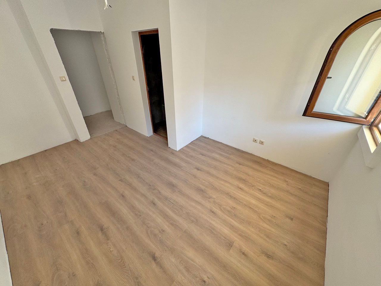 Светлый апартамент с одной спальней в ЖК Grand Village, Кошарица — изображение 10