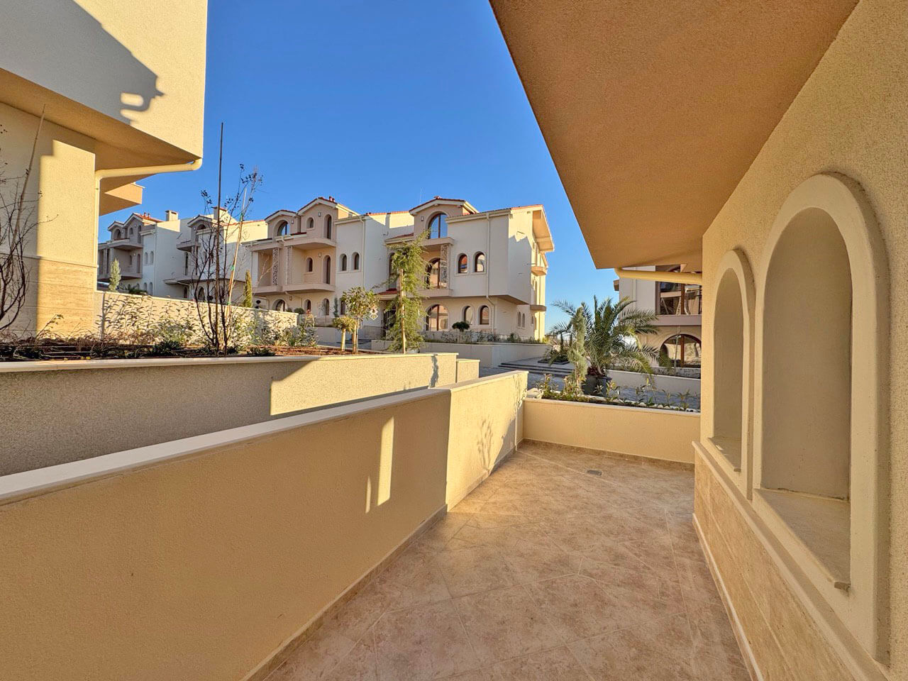 Светлый апартамент с одной спальней в ЖК Grand Village, Кошарица