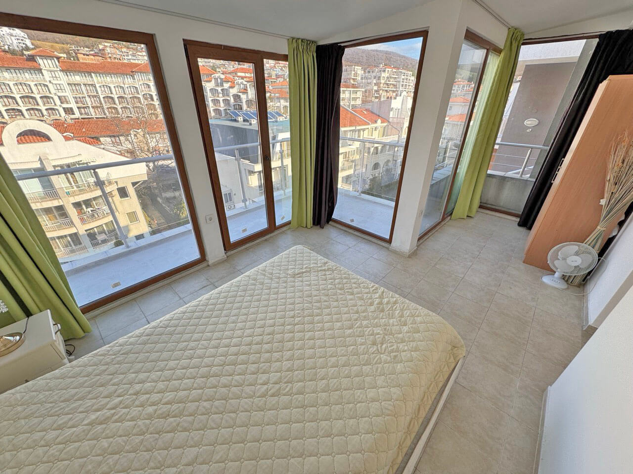 Просторный апартамент с двумя спальнями в ЖК Лазурь 5, Свети Влас — изображение 26