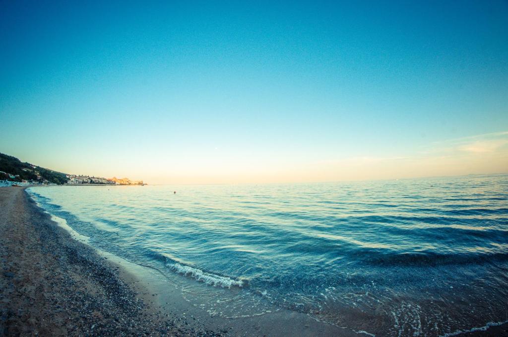 Светлый апартамент с двумя спальнями в ЖК Crown Fort, Свети Влас — изображение 17