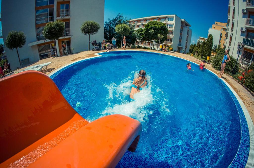 Светлый апартамент с двумя спальнями в ЖК Crown Fort, Свети Влас — изображение 18