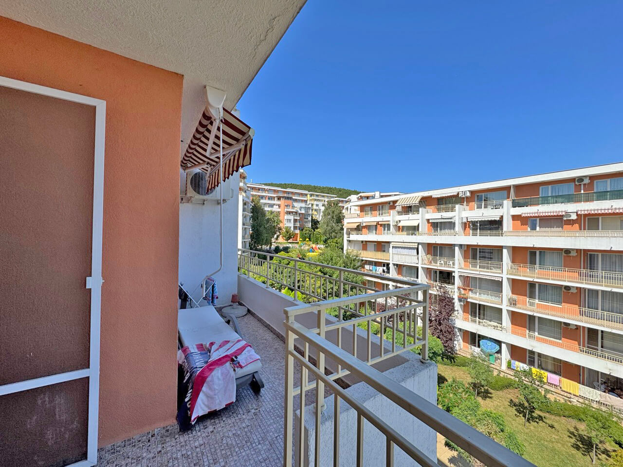 Светлый апартамент с двумя спальнями в ЖК Crown Fort, Свети Влас — изображение 3