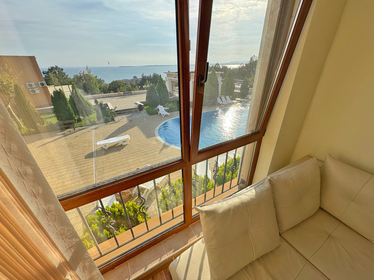 Светлый апартамент с двумя спальнями в ЖК Sea Fort, Свети Влас — изображение 14