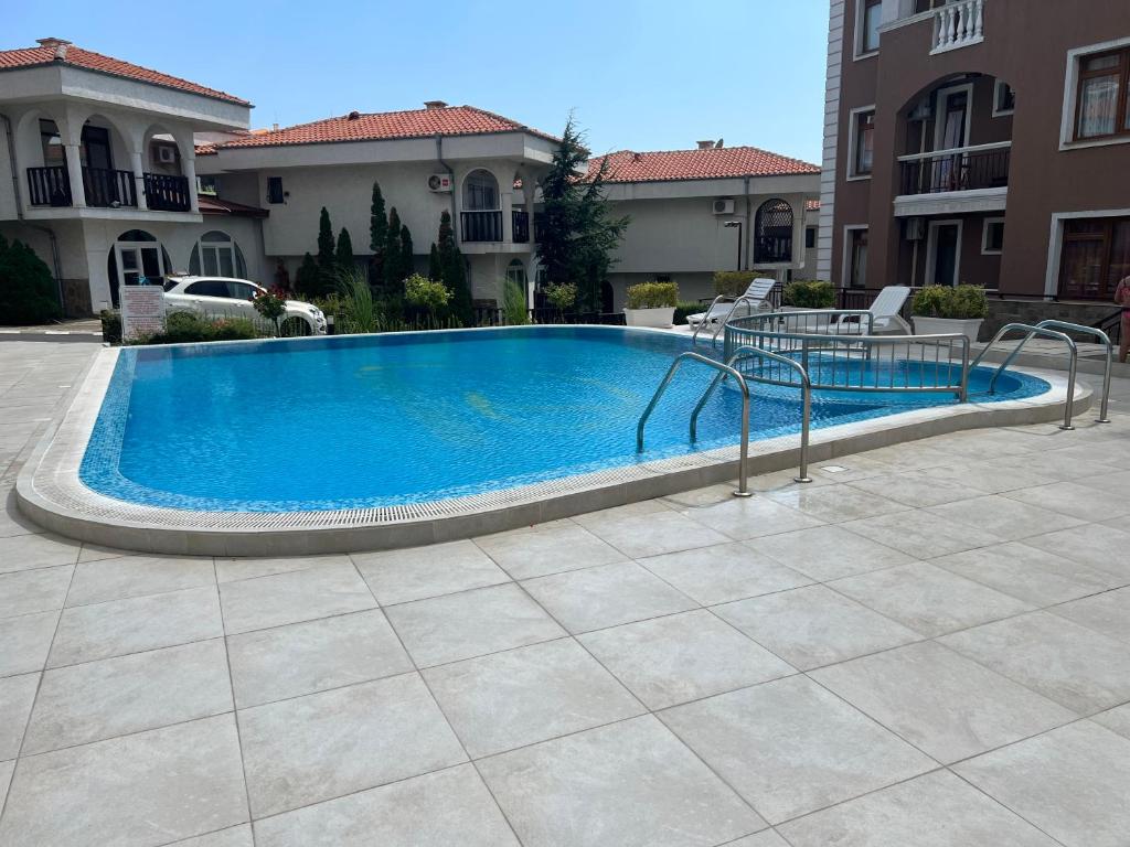 Светлый апартамент с двумя спальнями в ЖК Phoenix, Свети Влас — изображение 4